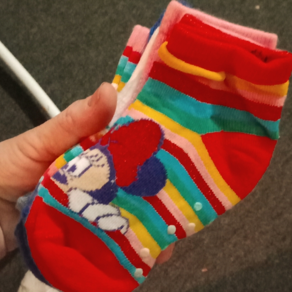 6 pack of Disney's Minnie mouse slipper socks. Size 6-10 kids